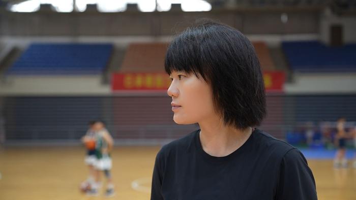老年人如何安全地进行篮球接球训练?_2